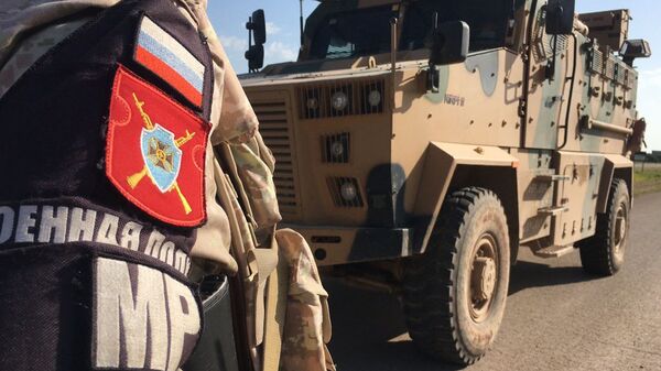 Soldado da polícia militar russa durante o patrulhamento da rodovia M-4 na província de Idlib, Síria - Sputnik Brasil