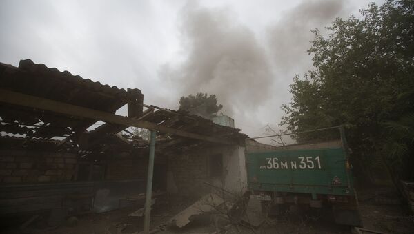 Casa danificada após bombardeio por forças do Azerbaijão na região de Nagorno-Karabakh (foto de arquivo) - Sputnik Brasil