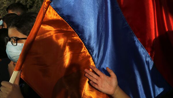 Manifestante empunha bandeira da Armênia durante protestos na cidade de Nicósia, Chipre, 30 de setembro de 2020 - Sputnik Brasil
