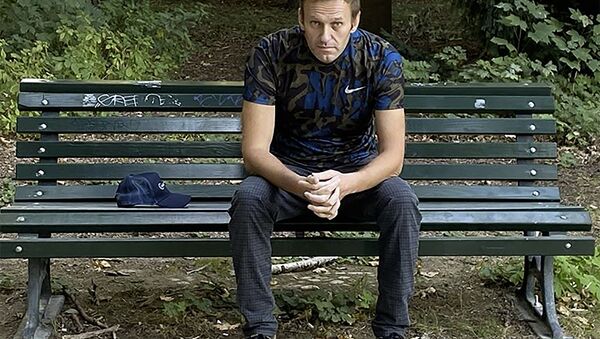 Aleksei Navalny sentado em um banco - Sputnik Brasil