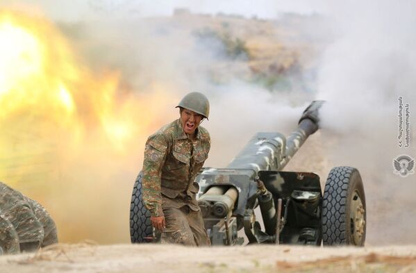 Soldado armênio dispara peça de artilharia contra forças do Azerbaijão - Sputnik Brasil