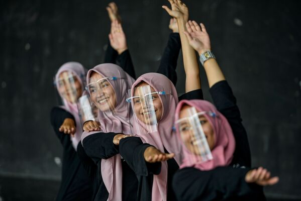 Garotas com máscaras para se protegerem do coronavírus praticam dança em centro cultural na Indonésia - Sputnik Brasil
