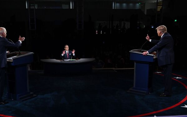 Действующий президент США Дональда Трампа и кандидат в президенты США Джо Байден во время первых дебатов в Кливленде, США - Sputnik Brasil