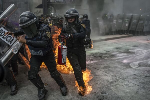 Embate entre policiais e manifestantes pelo direito ao aborto na capital mexicana - Sputnik Brasil
