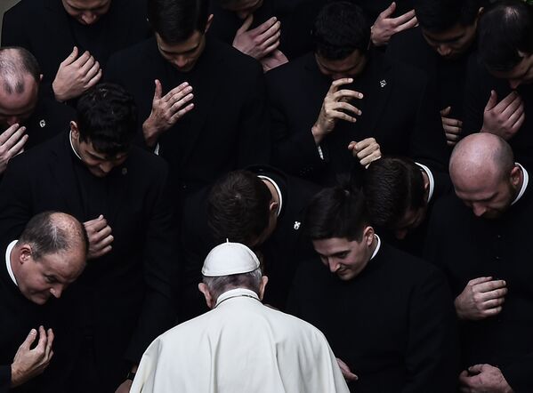 Papa Francisco com padres no final de uma audiência pública no Vaticano - Sputnik Brasil