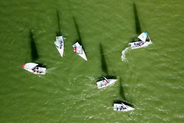 Competição de veleiros de corrida no lago Abrau, no sul da Rússia - Sputnik Brasil