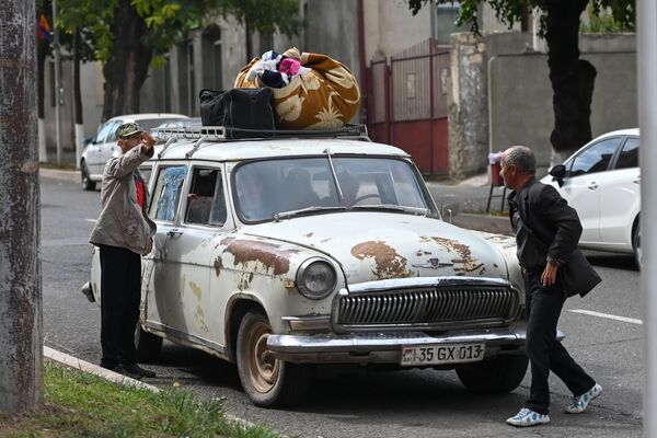 Habitantes de Stepanakert, capital da autoproclamada república de Nagorno-Karabakh, se preparam para deixar a cidade de carro - Sputnik Brasil