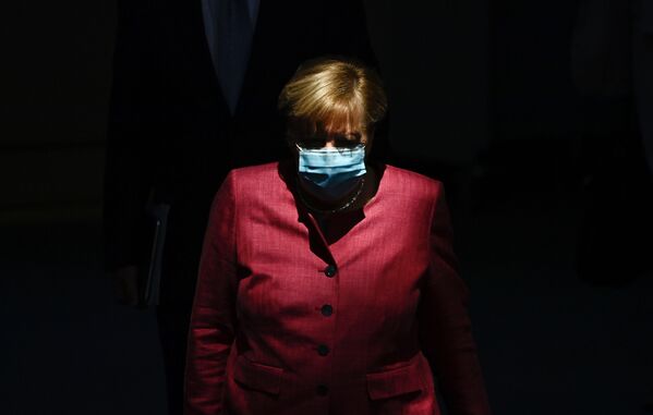 Chanceler da Alemanha, Angela Merkel, fotografada usando máscara para se proteger da COVID-19 - Sputnik Brasil