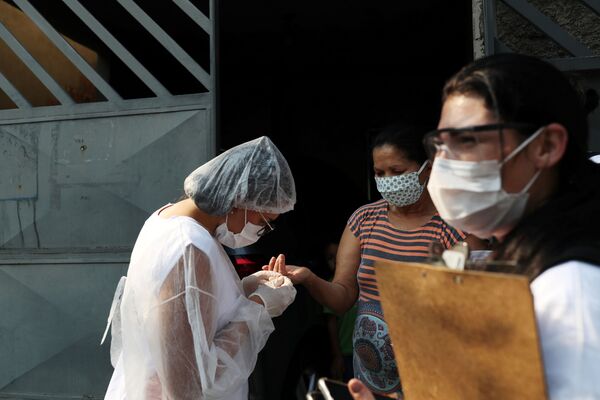Profissional de saúde testa mulher para COVID-19 durante a campanha Bora Testar em São Paulo, 2 de outubro de 2020  - Sputnik Brasil