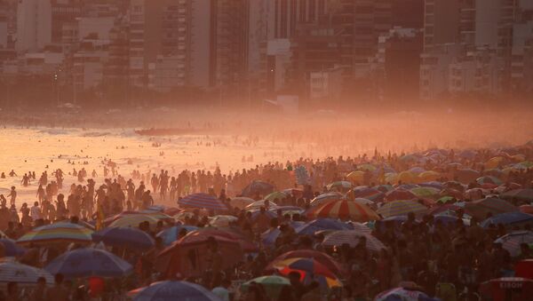 Aglomerações na praia de Ipanema no Rio na época de calor extremo na região, 2 de outubro de 2020 - Sputnik Brasil