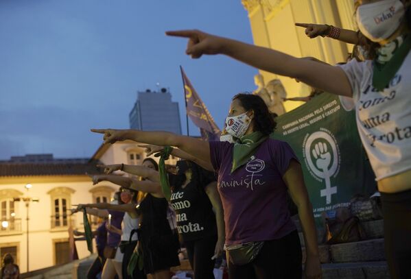Manifestantes a favor da legalização do aborto durante protestos no Dia de Luta pela Descriminalização do Aborto na América Latina e Caribe, Rio de Janeiro, 28 de setembro de 2020 - Sputnik Brasil