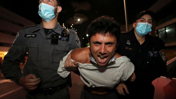 Em Tel Aviv, Israel, policiais detém um manifestante em meio a um protesto contra o governo, que estabeleceu regras de distanciamento social contra a COVID-19 proibindo que cidadãos realizem manifestações longe de suas casas, em 3 de outubro de 2020 - Sputnik Brasil