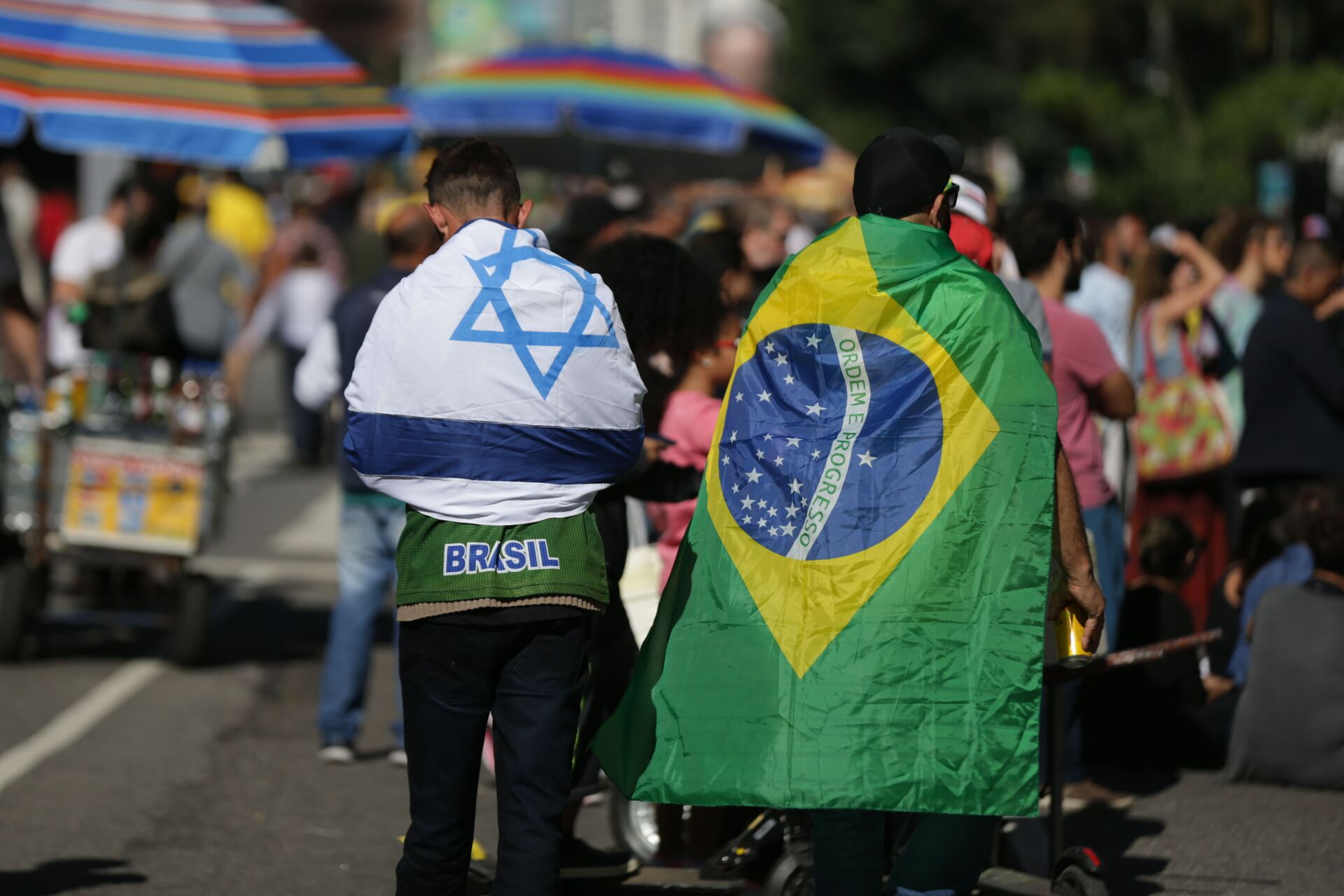 Bandeiras de Israel e do Brasil em manifestação a favor do presidente Jair Bolsonaro, na Avenida Paulista, em São Paulo - Sputnik Brasil, 1920, 02.11.2023