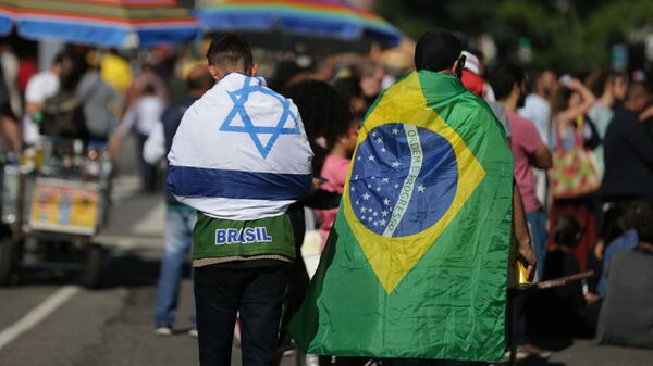 Bandeiras de Israel e do Brasil em manifestação a favor do presidente Jair Bolsonaro, na avenida Paulista, em São Paulo - Sputnik Brasil