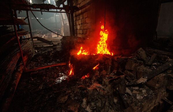 Fogo consome loja de materiais de construção após queda de mísseis na cidade de Stepanakert - Sputnik Brasil