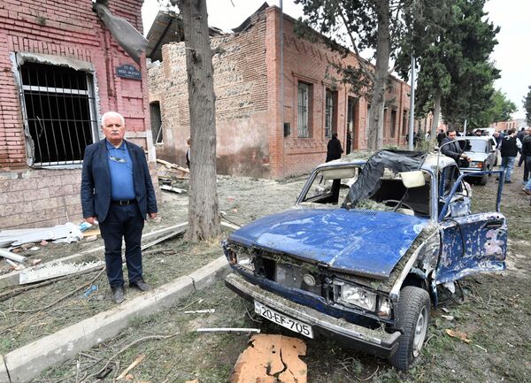 Carro e casas destruídas em rua da cidade azeri de Ganja - Sputnik Brasil