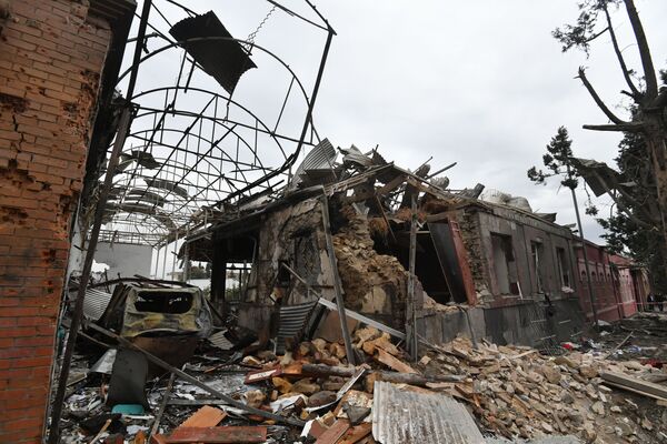 Área residencial da cidade de Ganja, no Azerbaijão, destruída devido ao disparo de mísseis - Sputnik Brasil