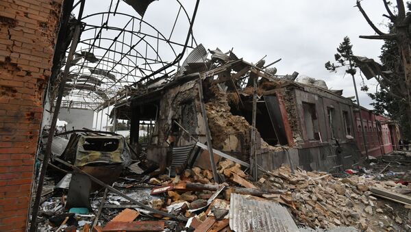 Residências destruídas após ataques à cidade de Ganja, em Nagorno-Karabakh - Sputnik Brasil