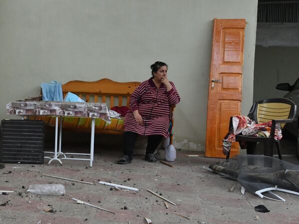 Moradora de Ganja, no oeste do Azerbaijão, sentada perto dos destroços de sua casa - Sputnik Brasil