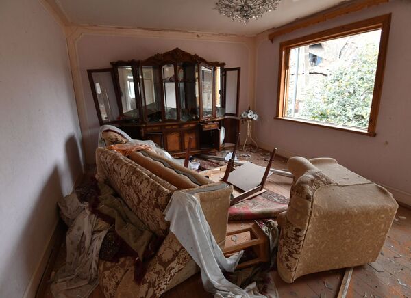 Casa da cidade azeri de Ganja testemunha rastro de destruição após queda de mísseis - Sputnik Brasil