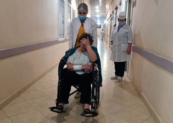 Mulher idosa, vítima de queda de míssil, recebe atendimento médico em Ganja, no Azerbaijão - Sputnik Brasil