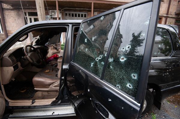 Automóvel apresenta vidros estilhaçados após ataques à capital da república não reconhecida de Nagorno-Karabakh - Sputnik Brasil