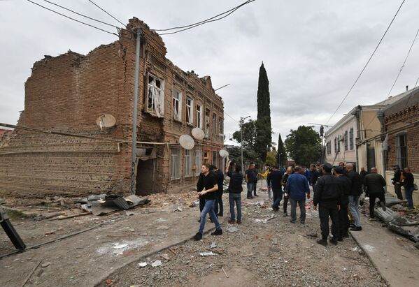 Habitantes de Ganja, no oeste do Azerbaijão, observam casas destruídas em resultado de ataque de mísseis - Sputnik Brasil