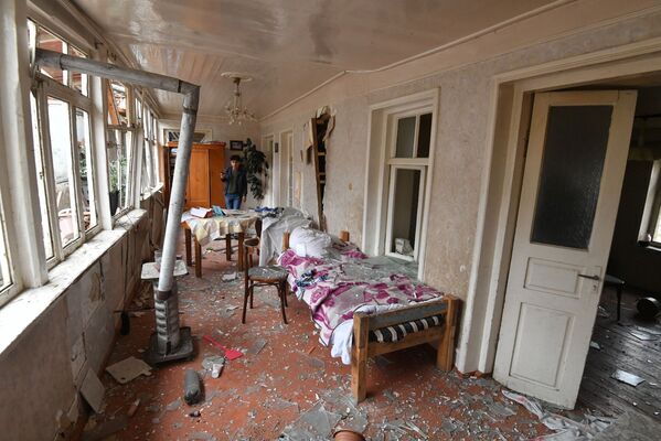 Jovem presencia resultado da destruição de sua casa por ataque de mísseis à cidade azeri de Ganja - Sputnik Brasil