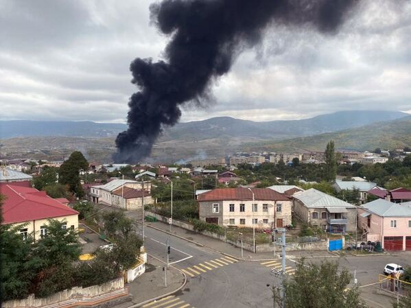 Fumaça indica incêndio em área da capital de Nagorno-Karabakh atingida por mísseis - Sputnik Brasil