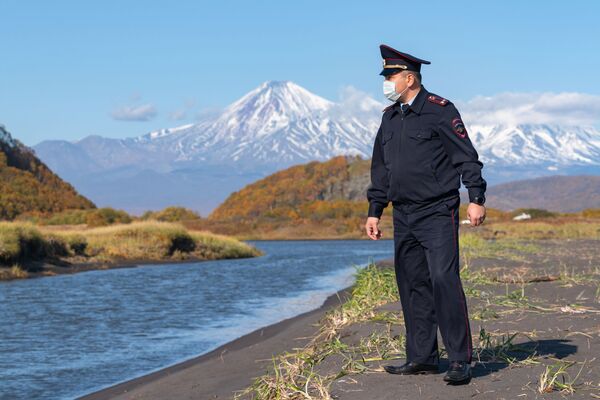 Funcionário da polícia de Kamchatka visita praia durante coleta de amostras - Sputnik Brasil