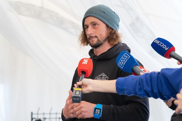 Fundador da escola de surfe Snowave, Anton Morozov, durante entrevistas em praia da região russa de Kamchatka - Sputnik Brasil