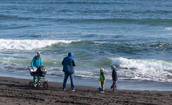 Família brinca em praia de Kamchatka banhada pelo oceano Pacífico - Sputnik Brasil