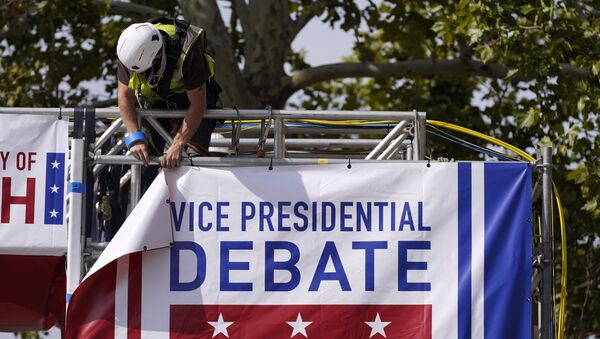 Em Salt Lake City, nos Estados Unidos, um trabalhador pendura um banner,  em 5 de outubro de 2020. durante a preparação para o debate entre os candidatos à vice-presidência dos EUA, a democrata Kamala Harris e o republicano Mike Pence - Sputnik Brasil
