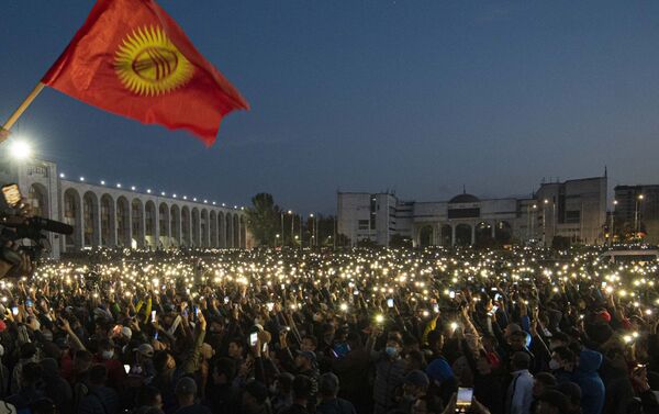 Em Bishkek, capital do Quirguistão, milhares de manifestantes protestam contra os resultados das eleições parlamentares no país, em 5 de outubro de 2020 - Sputnik Brasil