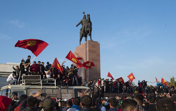 Em Bishkek, capital do Quirguistão, manifestantes balançam bandeiras do país durante protesto contra os resultados das eleições parlamentares no país, em 5 de outubro de 2020 - Sputnik Brasil