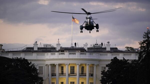 Em Washington, um helicóptero chega à Casa Branca levando o presidente norte-americano, Donald Trump, após deixar hospital militar em que Trump foi internado para tratamento contra a COVID-19 - Sputnik Brasil