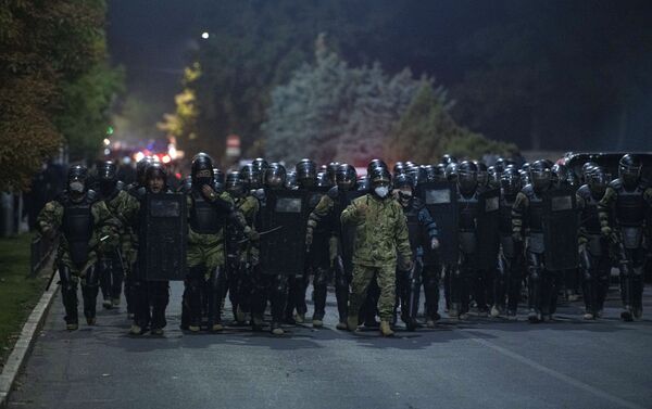 Forças de segurança na capital do Quirguistão, Bishkek, 5 de outubro de 2020 - Sputnik Brasil