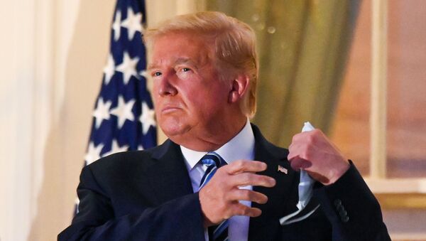 Presidente dos EUA, Donald Trump tira máscara protetora após chegar à Casa Branca, Washington, Estados Unidos, 5 de outubro de 2020  - Sputnik Brasil