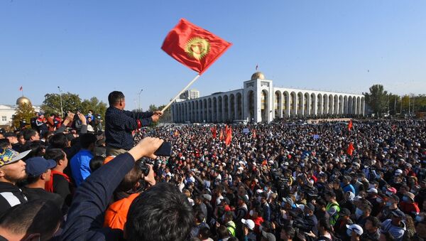 Manifestantes em Bishkek, capital do Quirguistão, exigem a anulação dos resultados das eleições parlamentares - Sputnik Brasil
