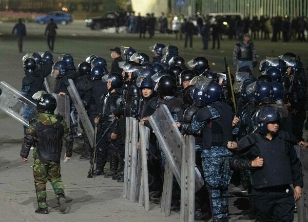 Agentes da polícia durante manifestação em Bishkek
 - Sputnik Brasil