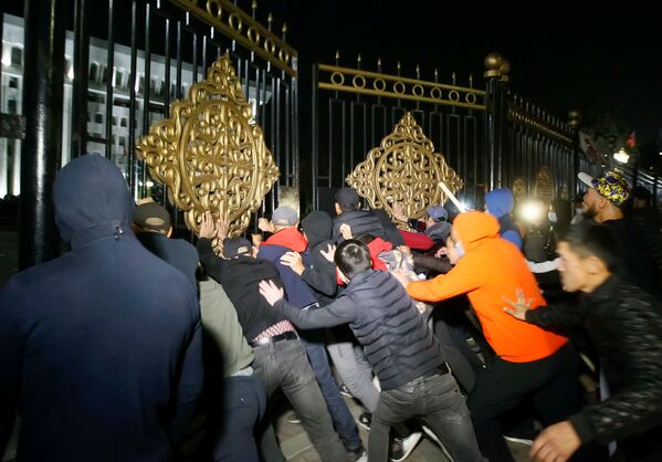 Manifestantes tentam invadir a sede do governo em Bishkek durante protestos contra os resultados das eleições parlamentares
 - Sputnik Brasil