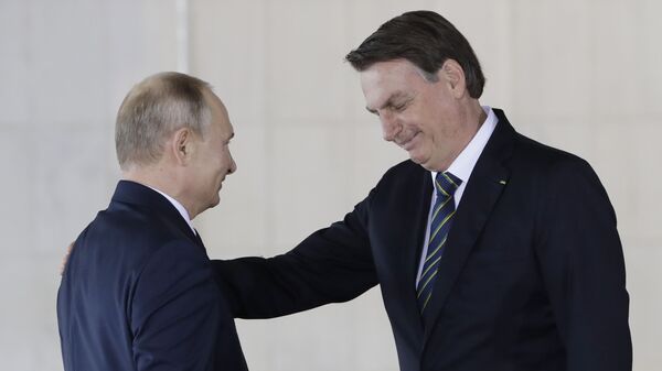 Jair Bolsonaro, presidente do Brasil (à direita), e Vladimir Putin, presidente da Rússia, se encontram durante cúpula do BRICS em Brasília - Sputnik Brasil