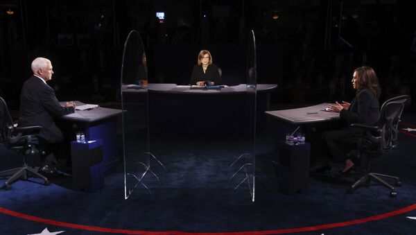 Em Salt Lake City, no estado norte-americano de Utah, os candidatos vice-presidenciais Kamala Harris (democrata) e Mike Pence (republicano) participam de debate único, em 7 de outubro de 2020. - Sputnik Brasil