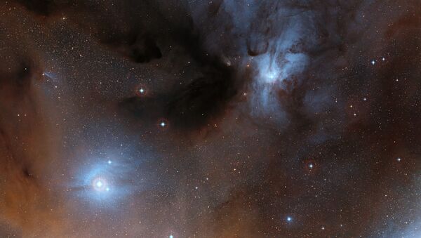 Vista da região de nuvens escuras e brilhantes, que formam parte de um região de formação de estrelas, na constelação do Serpentário - Sputnik Brasil