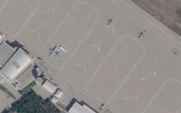 Imagem de satélite mostram ao menos dois caças F-16 Viper e um suposto avião de transporte CN-235 - Sputnik Brasil