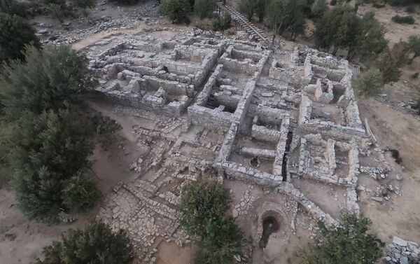 Escavações no local do antigo palácio minoico de Zominthos na ilha de Creta, Grécia - Sputnik Brasil