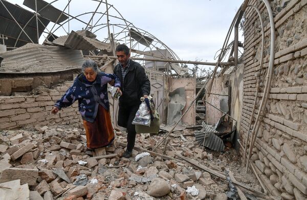 Residentes de uma habitação destruída pelo bombardeio da cidade de Ganja no Azerbaijão - Sputnik Brasil
