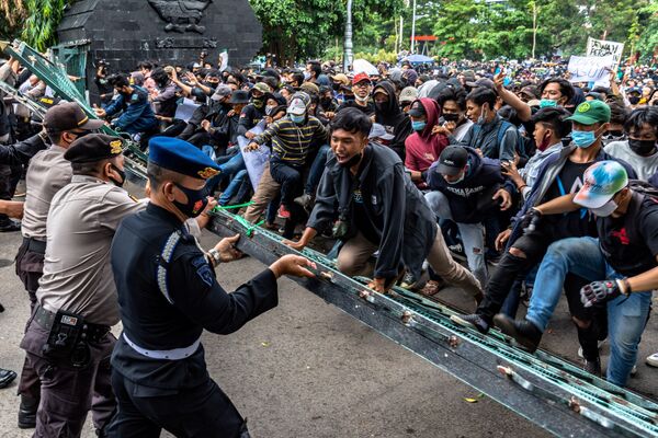 Manifestantes se confrontam com policiais após protesto contra as reformas trabalhistas do governo em Semarang, Indonésia
 - Sputnik Brasil