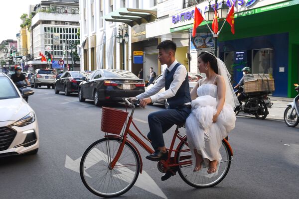 Noivo leva sua jovem esposa de bicicleta em Hanói, Vietnã
 - Sputnik Brasil