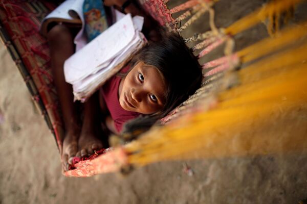 Criança da etnia indígena Guajajara do Brasil descansa em cama de rede na aldeia de Urucu-Juruá, Maranhão, Brasil.
 - Sputnik Brasil